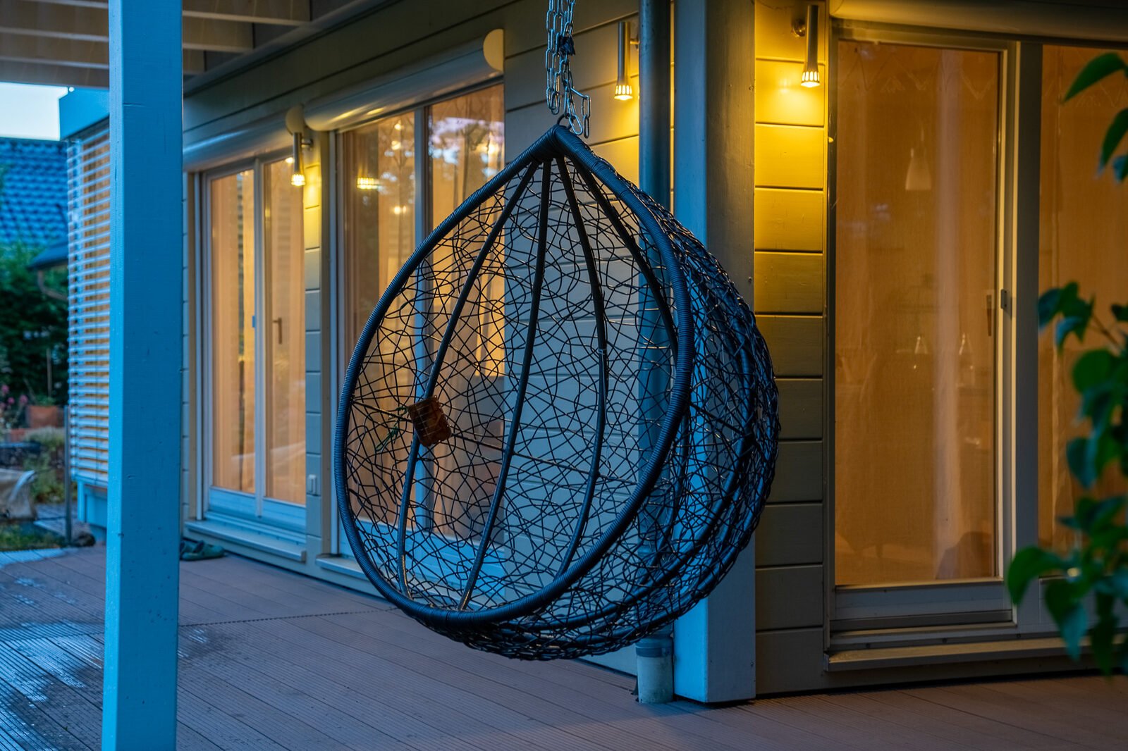 Terrasse mit Hängesessel in der Abenddämmerung