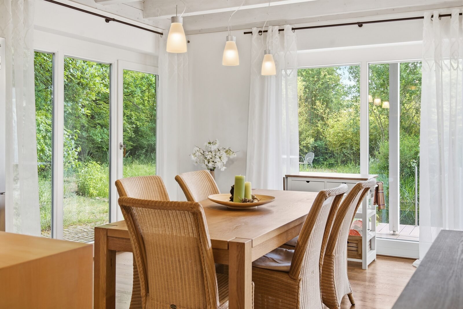 Esszimmer mit Blick in den Garten