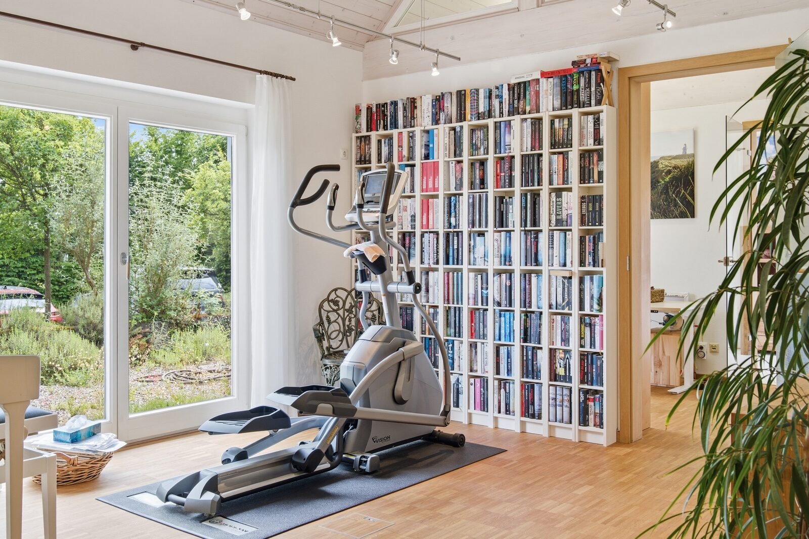 Fitness- und Bibliotheksraum