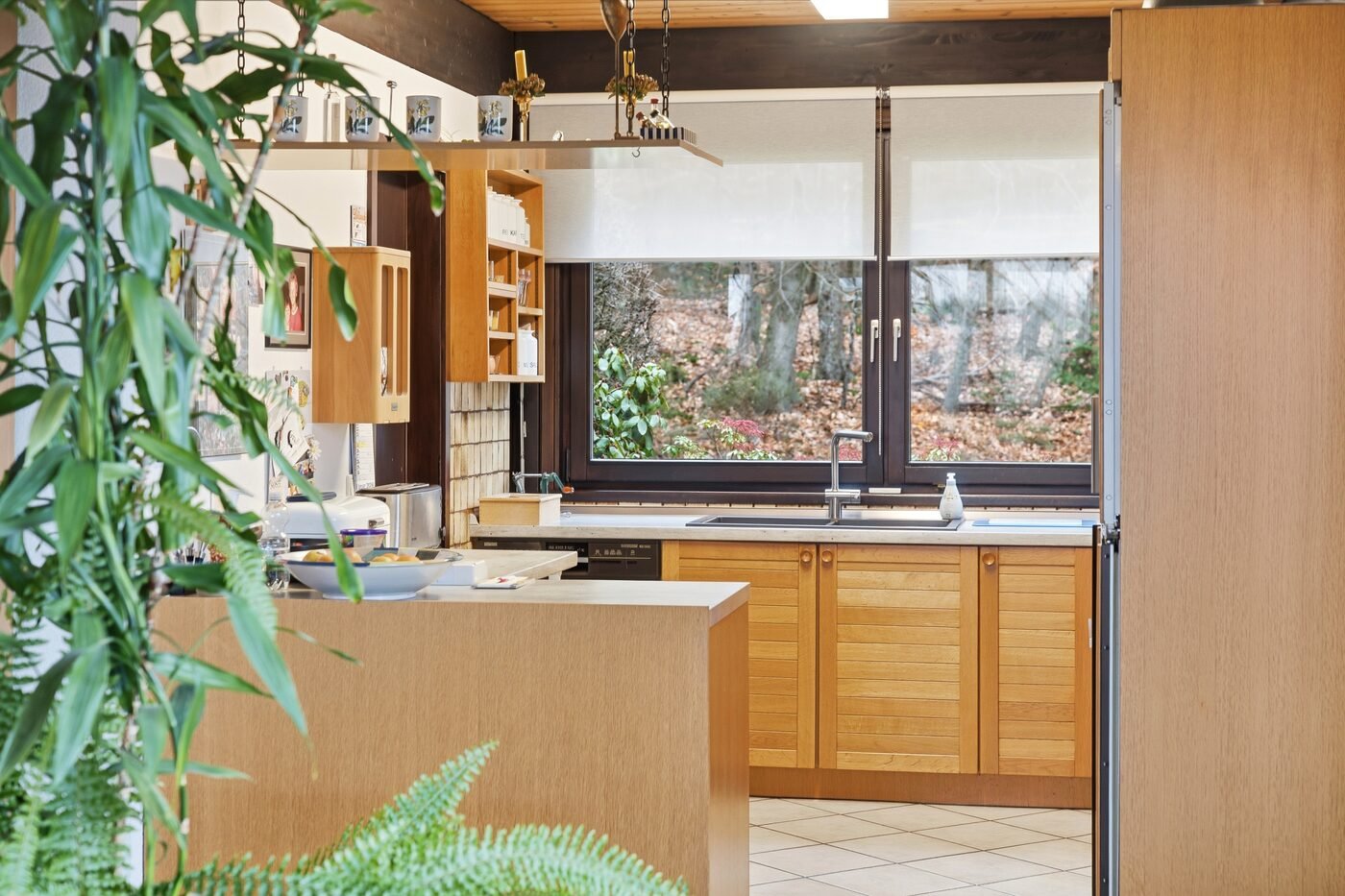 Küche mit Holzfront und Pflanzen