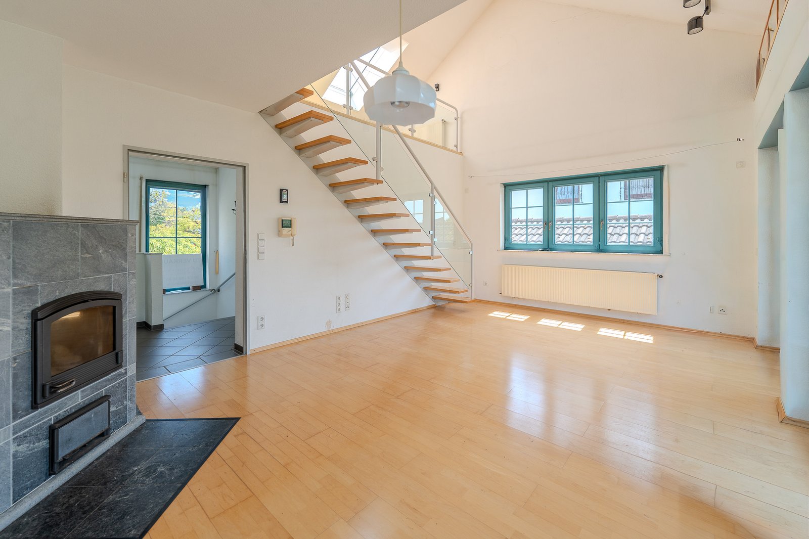 Leerstehendes Wohnzimmer vor dem KI-Homestaging